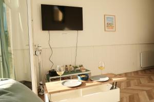 a living room with a table with two glasses of wine at "Pieds dans l'eau", Dunkerque plage, digue de mer Malo les bains, T2 in Dunkerque