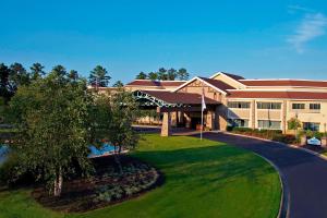 un grande edificio con una strada davanti di Auburn Marriott Opelika Resort & Spa at Grand National a Opelika