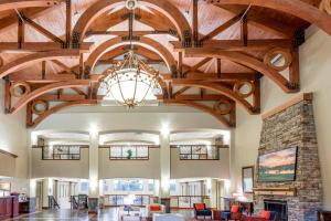 eine große Lobby mit Holzdecken und einem Kronleuchter in der Unterkunft Auburn Marriott Opelika Resort & Spa at Grand National in Opelika