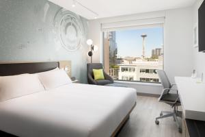 Postel nebo postele na pokoji v ubytování Astra Hotel, Seattle, a Tribute Portfolio Hotel by Marriott