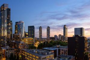 een skyline van de stad 's nachts met hoge gebouwen bij Astra Hotel, Seattle, a Tribute Portfolio Hotel by Marriott in Seattle