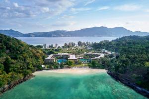 eine Luftaufnahme eines Resorts an einem Strand in der Unterkunft Phuket Marriott Resort & Spa, Merlin Beach in Patong Beach