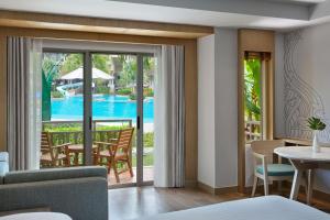 Der Swimmingpool an oder in der Nähe von Phuket Marriott Resort & Spa, Merlin Beach