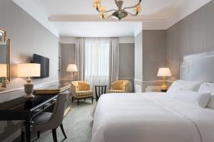 Кровать или кровати в номере The Westin Palace, Milan