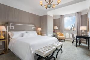 Кровать или кровати в номере The Westin Palace, Milan