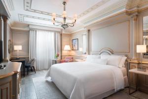 Кровать или кровати в номере The Westin Palace, Milan