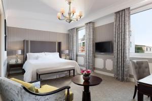 Кровать или кровати в номере The Westin Palace, Milan