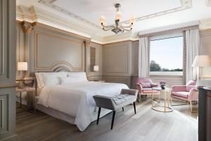 Кровать или кровати в номере The Westin Palace, Milan