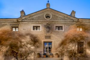 トゥデラにあるAC Hotel Ciudad de Tudela by Marriottの時計付きの大きなレンガ造りの建物