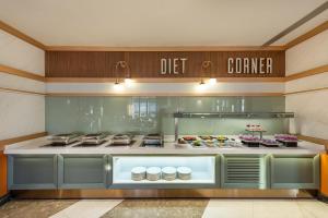 un restaurante cocina con buffet de comida en Seaden Quality Resort & Spa Ultra All Inclusive en Side