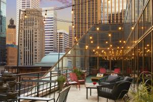 eine Dachterrasse mit Licht und Stühlen in einer Stadt in der Unterkunft Minneapolis Marriott City Center in Minneapolis