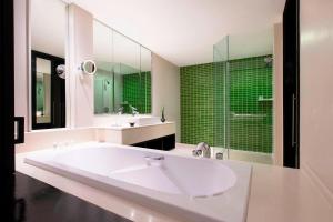 Ένα μπάνιο στο Le Meridien Chiang Rai Resort, Thailand