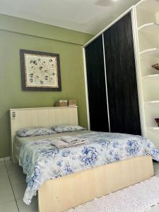 une chambre avec un lit avec une couette bleue et blanche dans l'établissement Loft em Foz do Iguaçu, à Foz do Iguaçu 29 autres photos