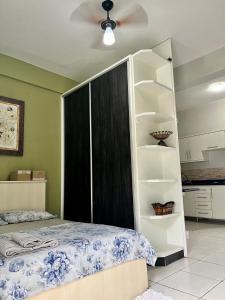 1 dormitorio con 1 cama y ventilador de techo en Loft em Foz do Iguaçu, en Foz do Iguaçu
