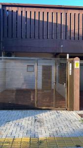 une porte de garage métallique sur le côté du bâtiment dans l'établissement Loft em Foz do Iguaçu, à Foz do Iguaçu