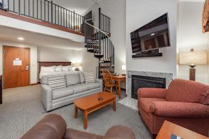 a living room with a couch and a bed at A306 Studio & Loft Standard View in Oakland