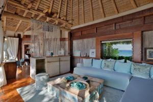 un soggiorno con divano bianco e tavolo di North Island, a Luxury Collection Resort, Seychelles a North Island