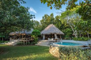 un resort con piscina e capanna di North Island, a Luxury Collection Resort, Seychelles a North Island