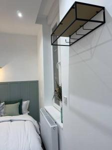Schlafzimmer mit einem Bett und einem Fenster in der Unterkunft MMGreenhouse - Fictus - Tourcoing in Tourcoing