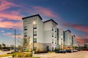 eine Darstellung der Vorderseite eines Hotels in der Unterkunft TownePlace Suites Houston I-10 East in Houston