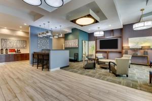 eine Lobby mit einem Esszimmer und einem Wohnzimmer in der Unterkunft TownePlace Suites Houston I-10 East in Houston