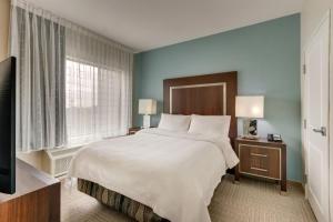 ein Schlafzimmer mit einem großen Bett und einem Fenster in der Unterkunft TownePlace Suites Houston I-10 East in Houston