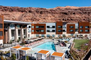 uma imagem de um hotel com piscina e resort em Element Moab em Moab