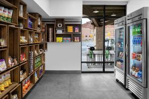 Supermarket nebo jiné obchody v  hotelu nebo okolí