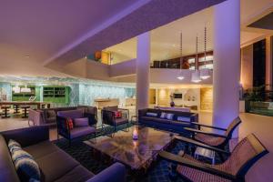O lounge ou bar de Renaissance Wind Creek Aruba Resort