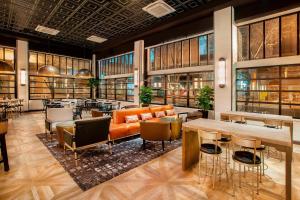 een lobby van een restaurant met banken en tafels bij Louisville Marriott Downtown in Louisville