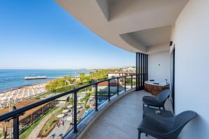 balcón con vistas a la playa y al océano en Seaden Quality Resort & Spa Ultra All Inclusive en Side