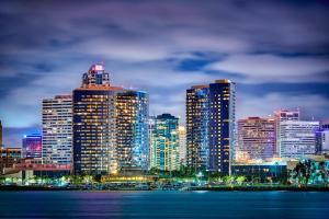 um horizonte da cidade com edifícios altos à noite em San Diego Marriott Marquis and Marina em San Diego