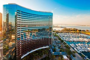 ein hohes Gebäude mit einem Yachthafen mit Booten darin in der Unterkunft San Diego Marriott Marquis and Marina in San Diego