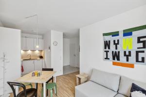 een woonkamer met een tafel en een bank bij Arbio I Ding Design Apartments in Brigittenau Vienna in Wenen
