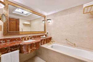 חדר רחצה ב-Sheraton Grand Doha Resort & Convention Hotel