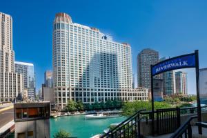 Sheraton Grand Chicago Riverwalk في شيكاغو: اطلالة على نهر في مدينة ذات مباني طويلة
