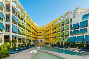 un edificio de apartamentos con piscina y complejo en W Ibiza, en Santa Eulària des Riu