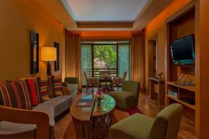 Uma TV ou centro de entretenimento em Tambo del Inka, a Luxury Collection Resort & Spa, Valle Sagrado