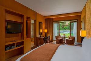 Uma TV ou centro de entretenimento em Tambo del Inka, a Luxury Collection Resort & Spa, Valle Sagrado