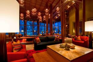 Tambo del Inka, a Luxury Collection Resort & Spa, Valle Sagrado في أوروبامبا: غرفة معيشة مع أريكة وطاولة