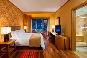 Cama ou camas em um quarto em Tambo del Inka, a Luxury Collection Resort & Spa, Valle Sagrado