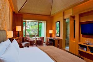 Uma TV ou centro de entretenimento em Tambo del Inka, a Luxury Collection Resort & Spa, Valle Sagrado