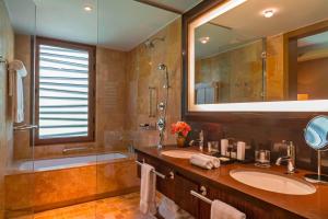 Um banheiro em Tambo del Inka, a Luxury Collection Resort & Spa, Valle Sagrado
