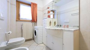 bagno bianco con servizi igienici e lavandino di Italianway - Ripa Fontana 1 Bilo a Valdidentro