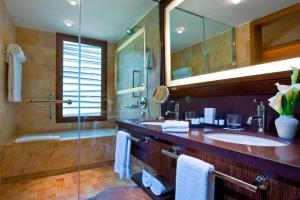 Um banheiro em Tambo del Inka, a Luxury Collection Resort & Spa, Valle Sagrado