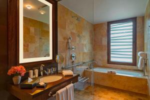 Um banheiro em Tambo del Inka, a Luxury Collection Resort & Spa, Valle Sagrado