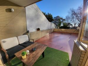 een patio met een bank en een tafel op een balkon bij Terrace Porto Downtown in Porto