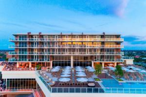 un grand bâtiment avec une piscine et un complexe dans l'établissement JW Marriott Marco Island Beach Resort, à Marco Island