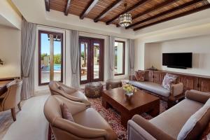 TV a/nebo společenská místnost v ubytování Al Wathba, a Luxury Collection Desert Resort & Spa, Abu Dhabi
