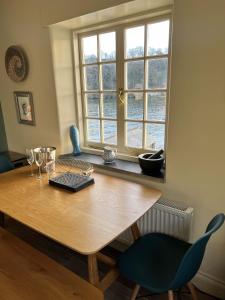 uma mesa de jantar com cadeiras e uma janela em Oystercatcher em Fowey